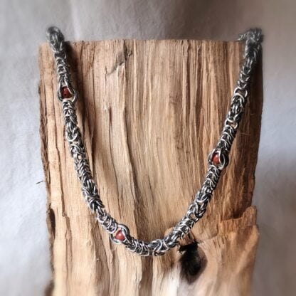 Collier en mailles tressées - acier inoxydable - perles jaspe rouge