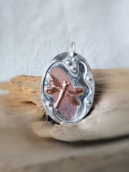 Pendentif quartz rose en argent, libellule ciselée et fleur