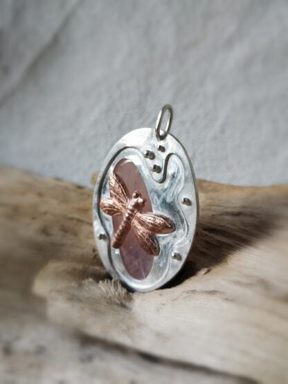 Pendentif quartz rose en argent, libellule ciselée et fleur